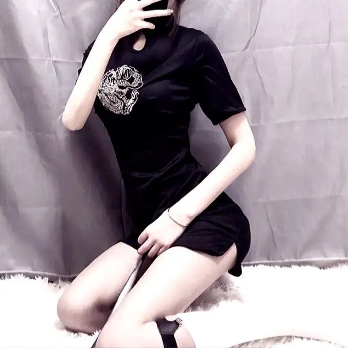 戴脚镣的女孩海报